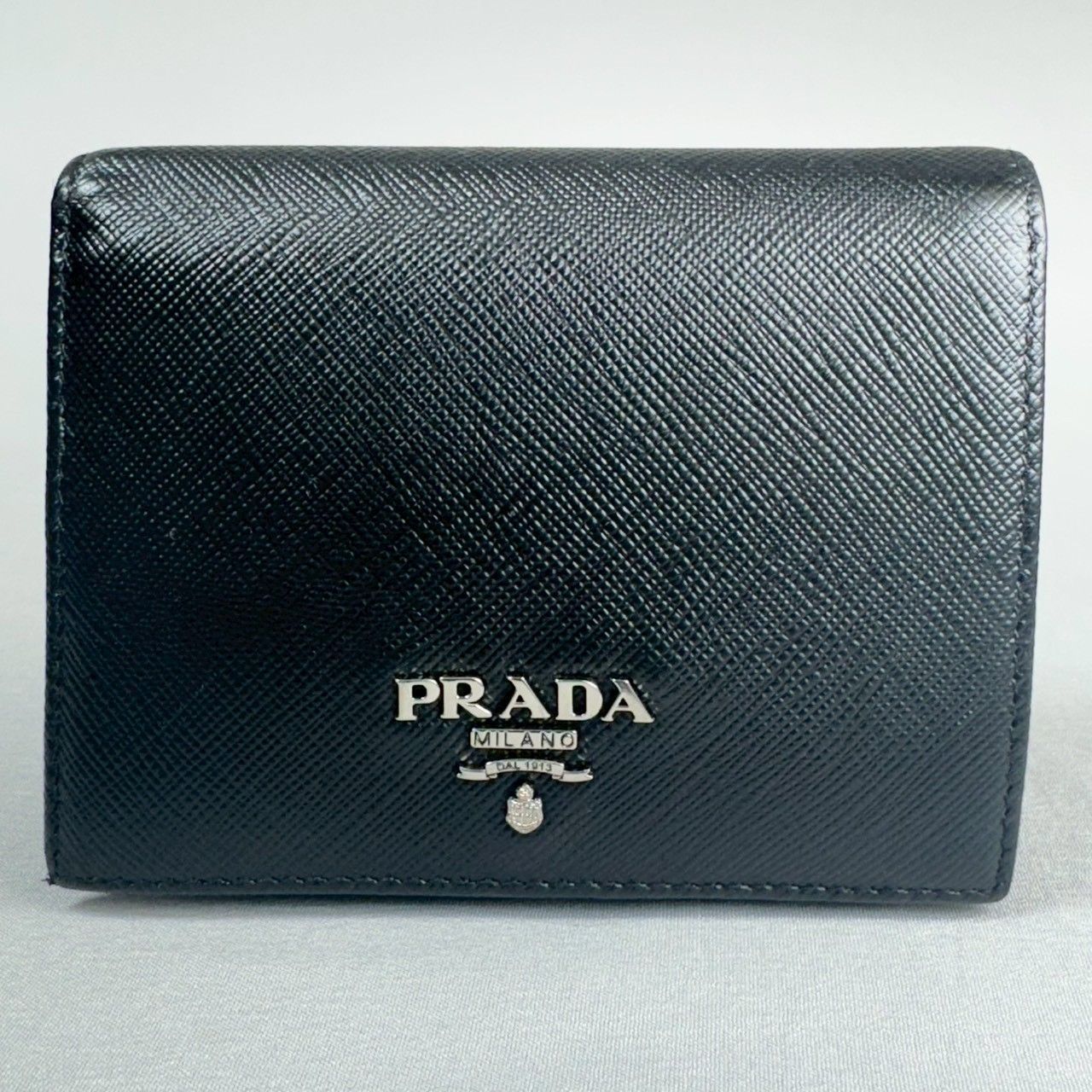美品】PRADA プラダ サフィアーノ メタルロゴ コンパクト 二つ折り