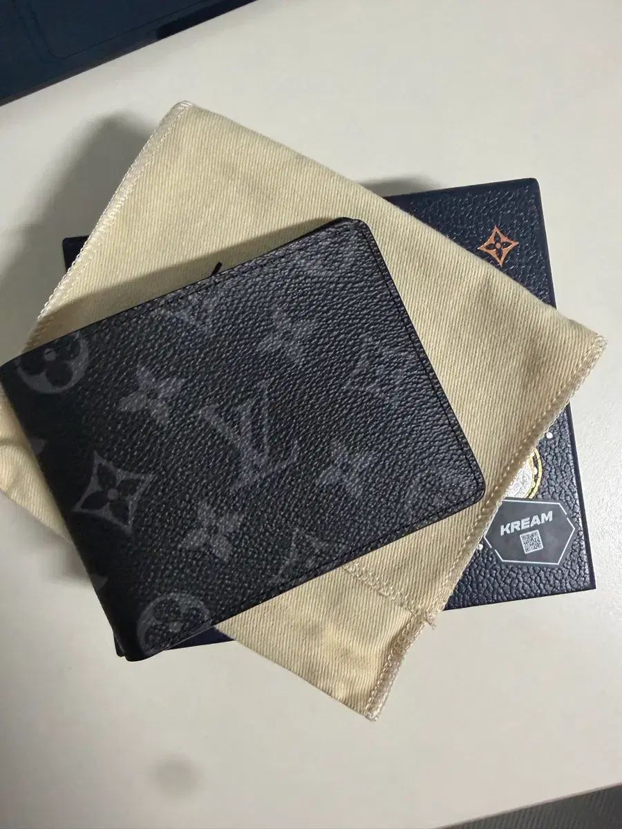 ルイヴィトン エクリプス 二つ折り財布
