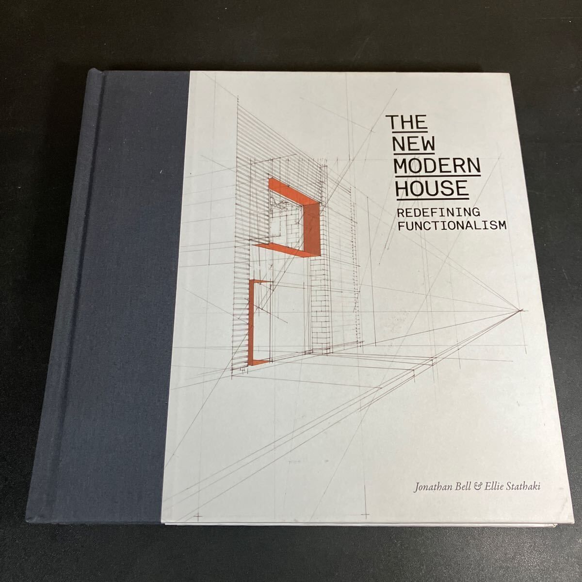 『 The New Modern House: Redefining Functionalism』Jonathan Bell (著), Ellie Stathaki (著)　洋書　Laurence King Publishers