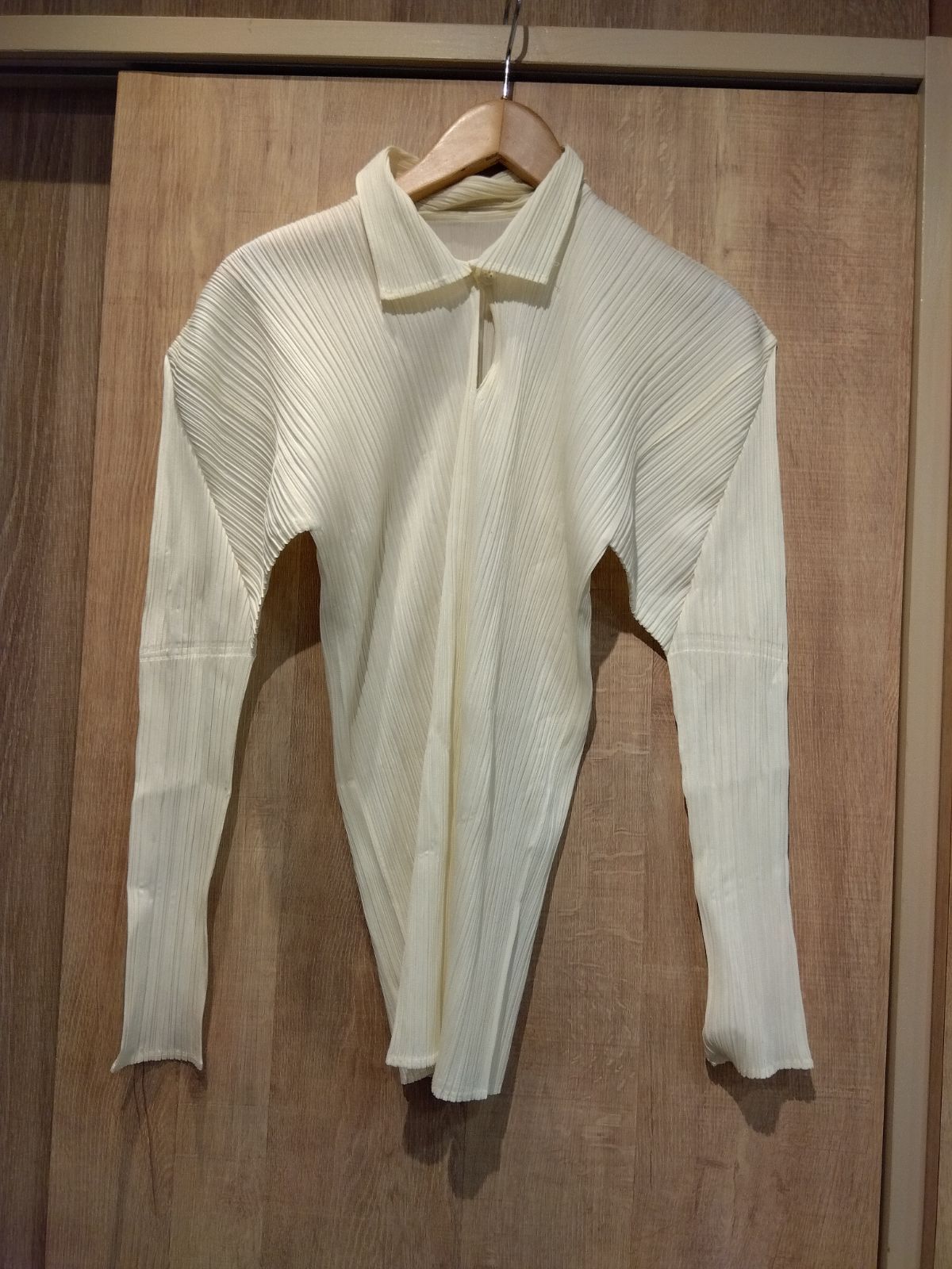 M08　ISSEY　MIYAKE イッセイミヤケ　プリーツ トップス オフホワイト　長袖　サイズM