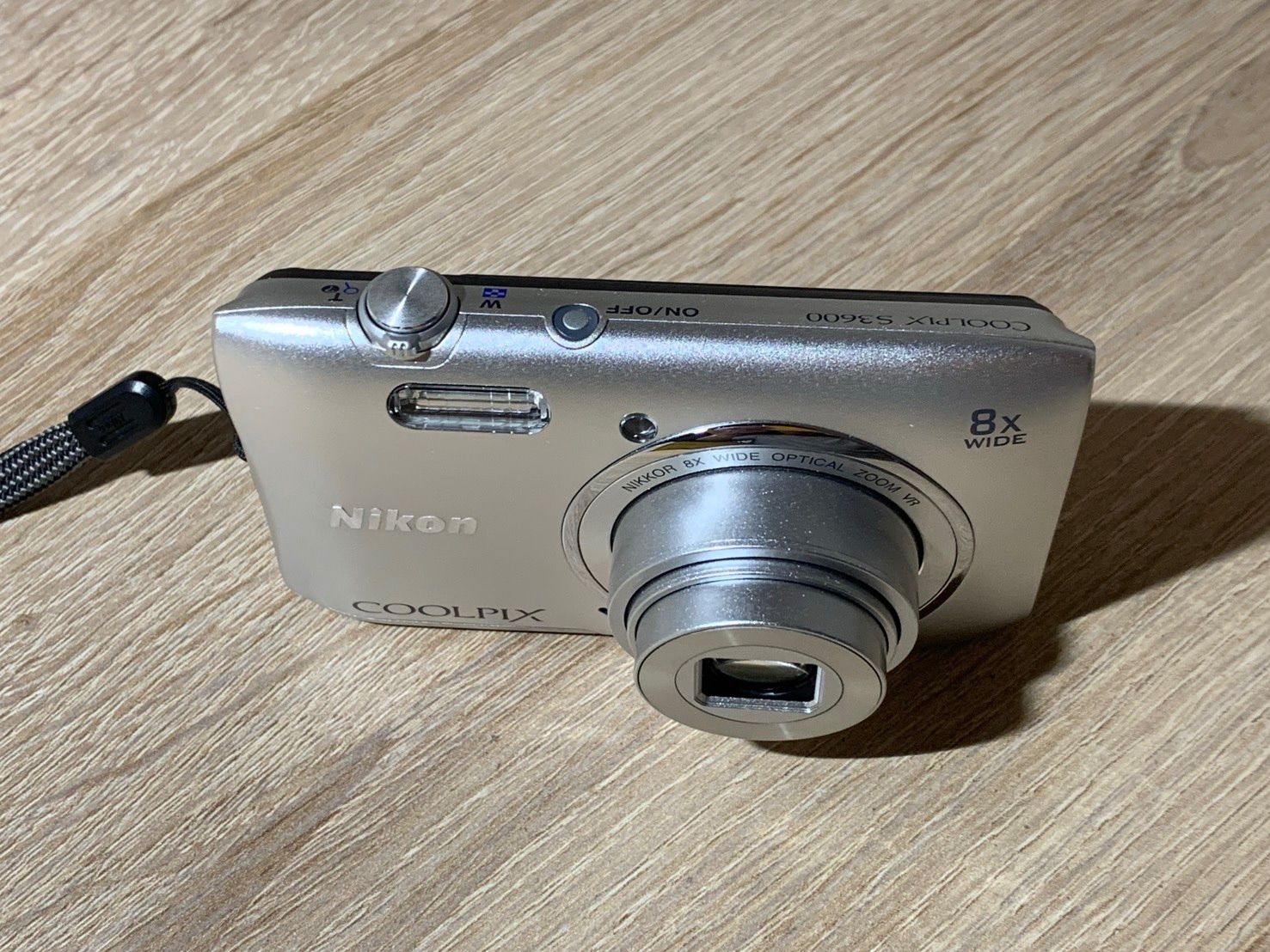 0581 Nikon COOLPIX S3600 シルバー デジカメ 動作確認済み 美品 【宅