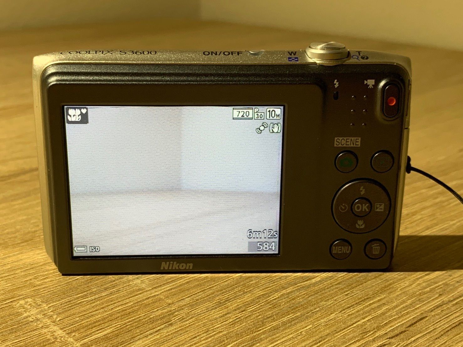 Nikon COOLPIX S50シルバー動作確認品　完動品で美品 良品 Nikon ニコン COOLPIX S50 コンパクトデジタルカメラ グロス