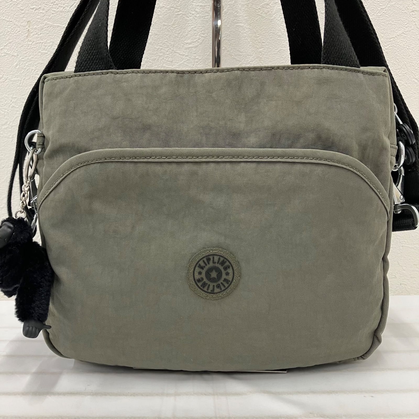 3231　KIPLING キプリング　ショルダーバッグ　2way　ショルダーバッグ　ワンショルダー 肩がけ　斜めがけ　カーキ×ブラック　ゴリラチャーム付き　多機能　大容量
