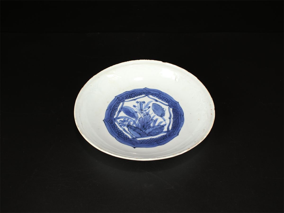 唐物 明代景徳鎮製 青花草花文 皿箱付 時代の小ホツあり S！CP848