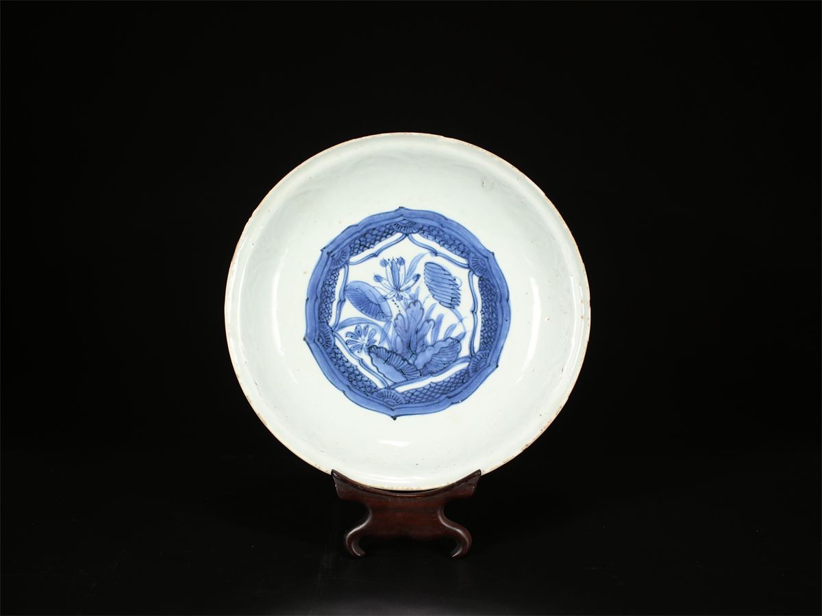 唐物 明代景徳鎮製 青花草花文 皿箱付 時代の小ホツあり S！CP848
