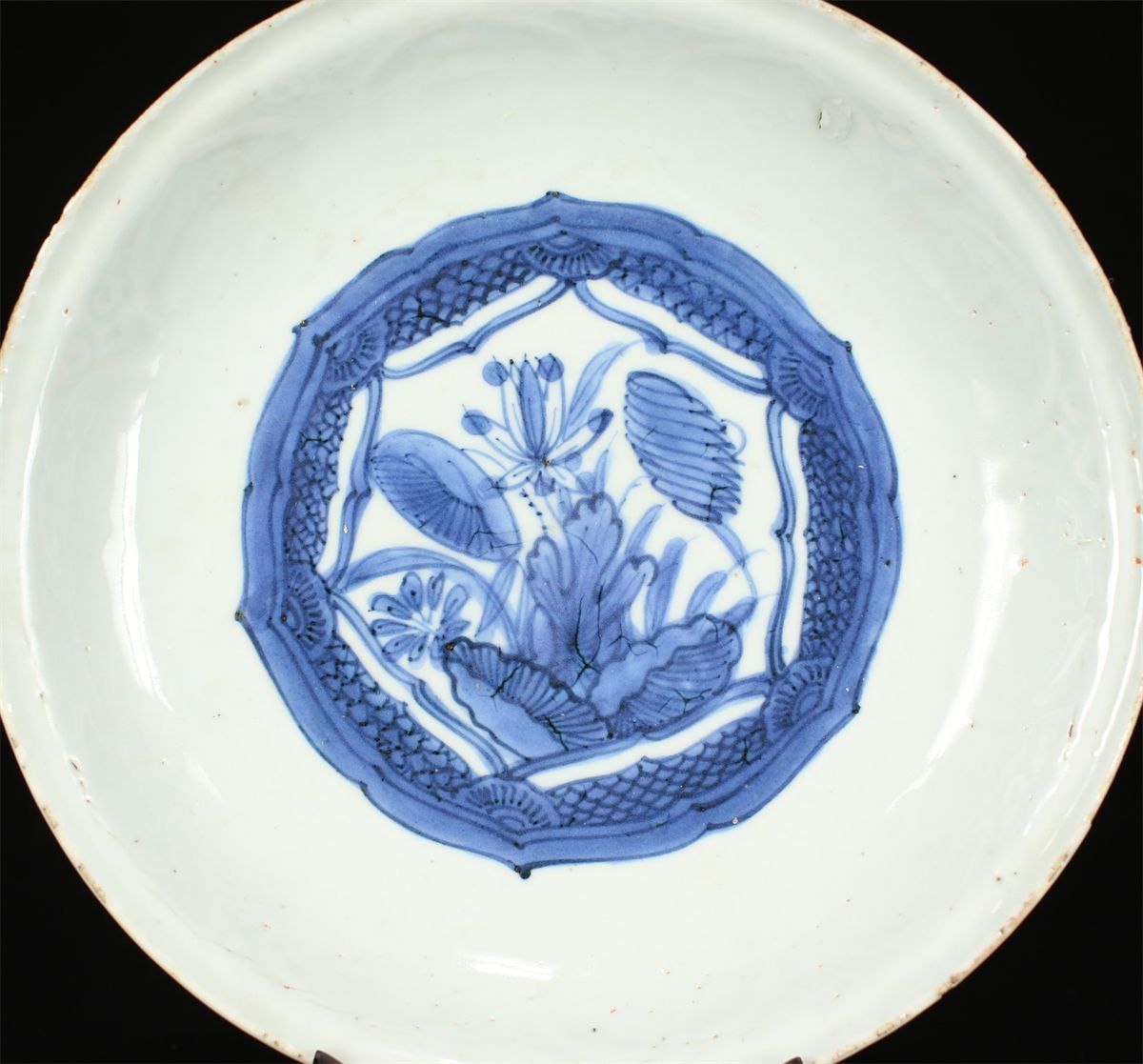 唐物 明代景徳鎮製 青花草花文 皿箱付 時代の小ホツあり S！CP848