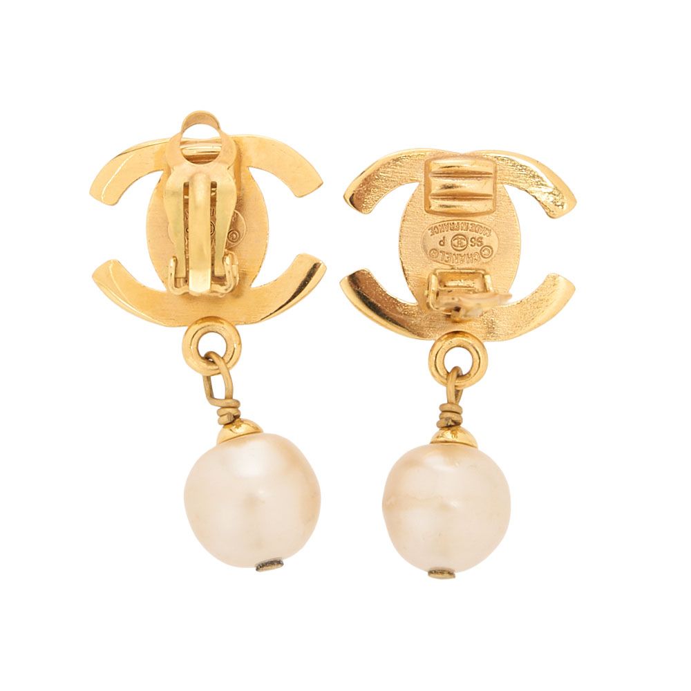 CHANEL シャネル　イヤリング　ココマーク　96P　GP ×フェイクパール　ゴールド（ゴールドメッキ）　イヤリング　 レディースバッグ　ハイブランド【中古】【送料無料】