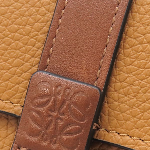 ロエベ LOEWE 三つ折り財布 バーティカル ウォレット スモール カーフ ソフトグレインカーフ ライトキャラメル×ピーカン シルバー金具 茶 アナグラム コンパクトウォレット 【箱】【中古】