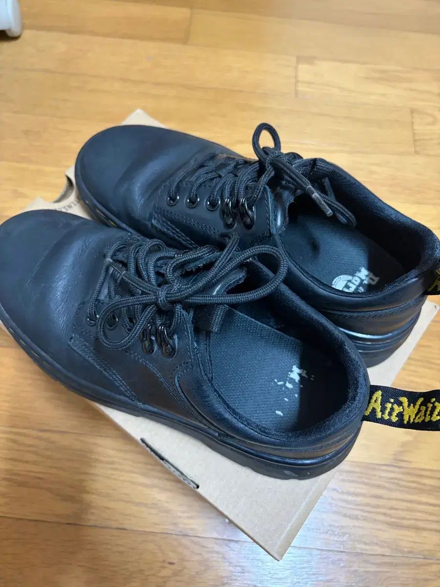 DR. MARTENS リーダー
