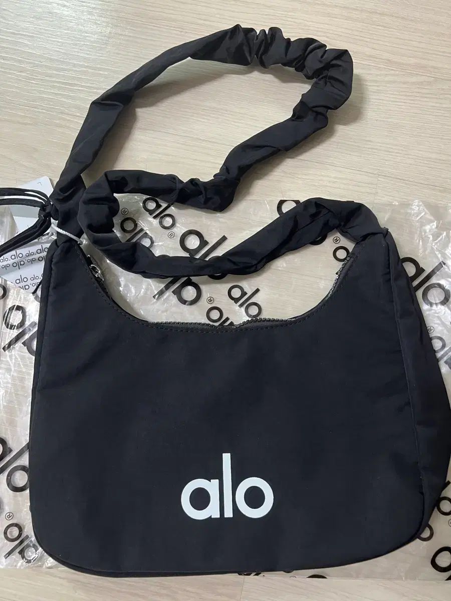 アロ ALO ブラック ショルダーバッグ