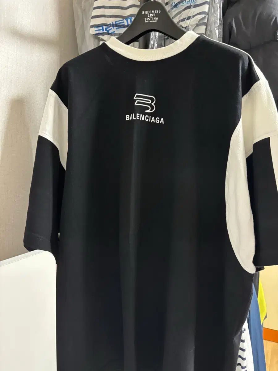 バレンシアガ ロゴ 半袖Tシャツ 1