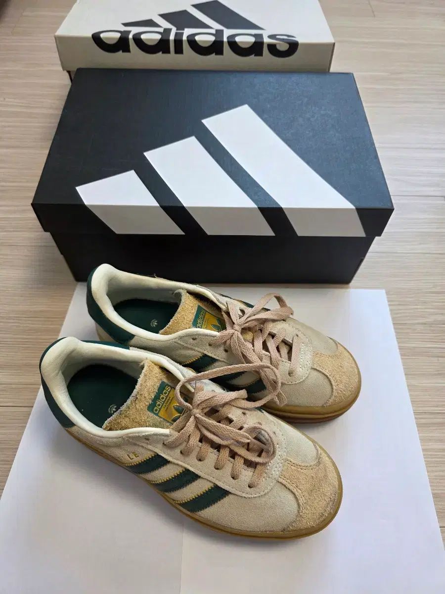 レディース adidas スニーカー / ほぼ新品 / サイズ 220 / グリーン ベージュ