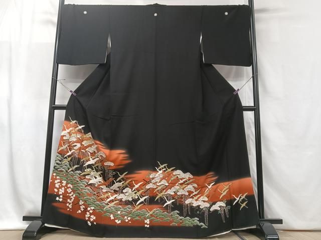 ［8173］黒留袖 舞鶴松文様 駒刺繍 比翼付 五つ紋 木瓜 正絹 着物 袷 6490］黒留袖 駒刺繍 五つ紋 右三階松 比翼付 金彩 正絹 着物 袷
