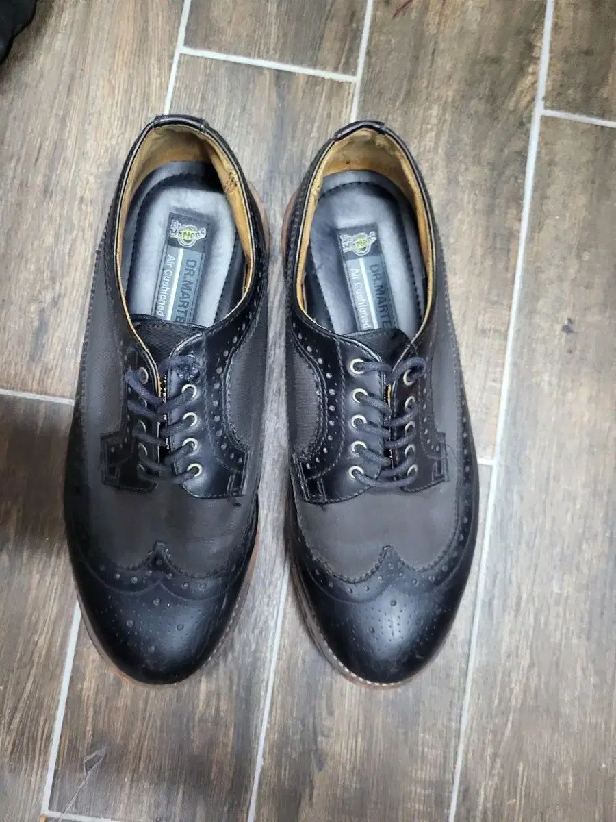DR. MARTENS ブラック ウイングチップ 靴