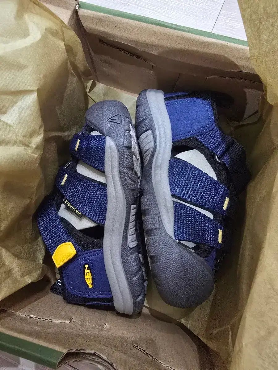 KEEN キッズ ニューポート ネイビ-/黄色 135mm