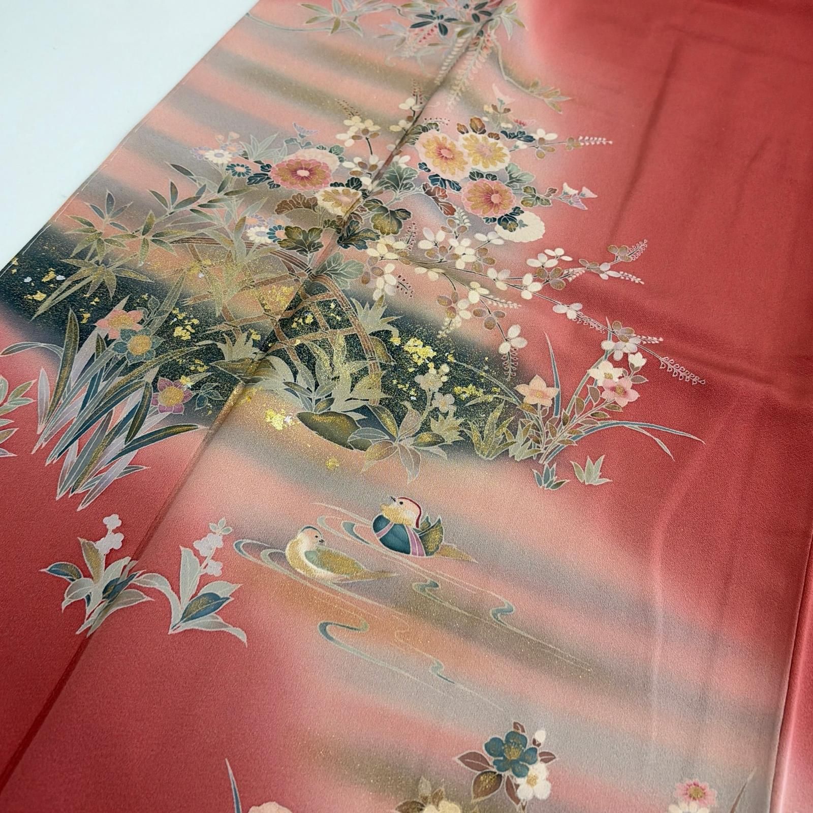名品　着物　正絹　付下げ 薄ピンク 草花文 ぼかし染め 刺繍　鳥 金彩　銀彩　袷 付下げ 金彩 草花の染め 鳥 躾糸付き 紋なし 正絹 MK-7890 - メルカリ