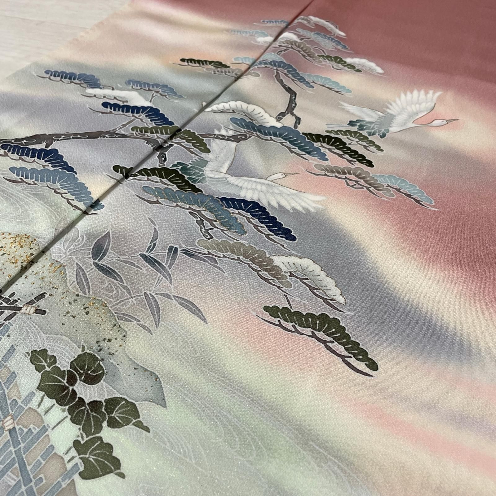 春のお出かけ 正絹縮緬着物 昭和の頃のお品物 アートシーンへのお出かけ 付下げ 裄67 金彩 松に鶴 美しい風景 着物 正絹 X-1646 - メルカリ