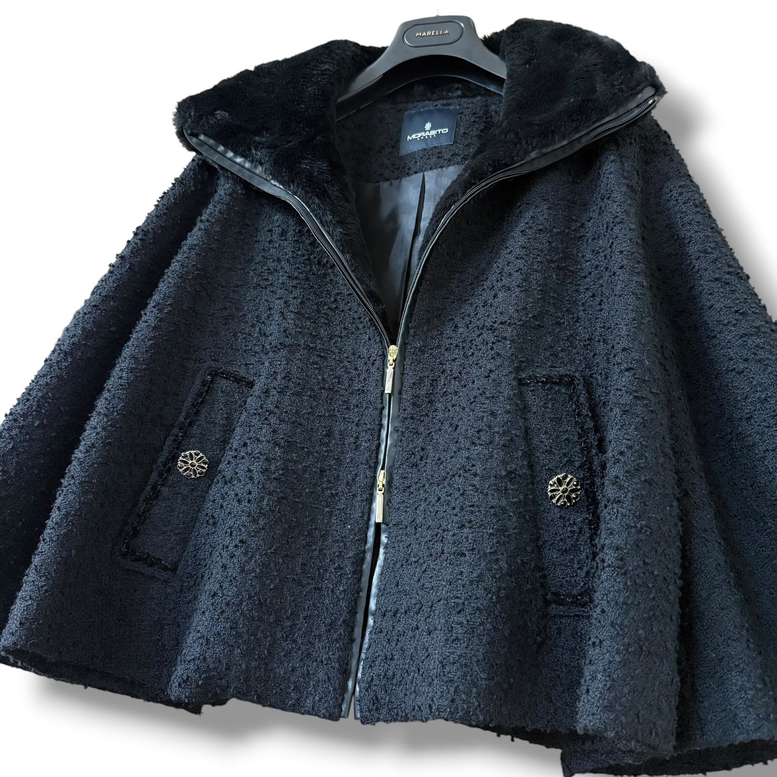 極美品 23AW MORABITO エコファー ポンチョ風ツイードコート 38 黒