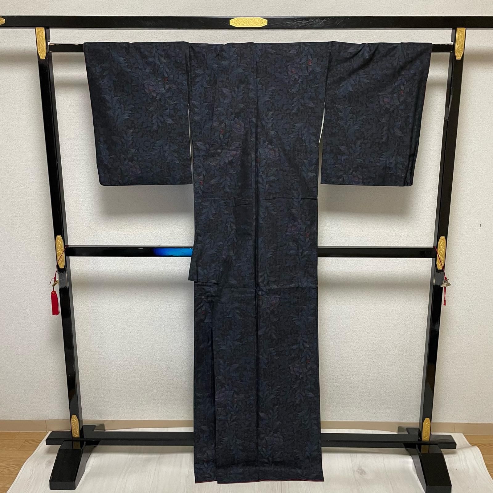 本場奄美大島紬 裄67.5 トールサイズ 美しい花模様 証紙付き 着物 正絹 本場奄美大島紬 裄67.5 トールサイズ 美しい花模様 証紙付き 着物 正絹