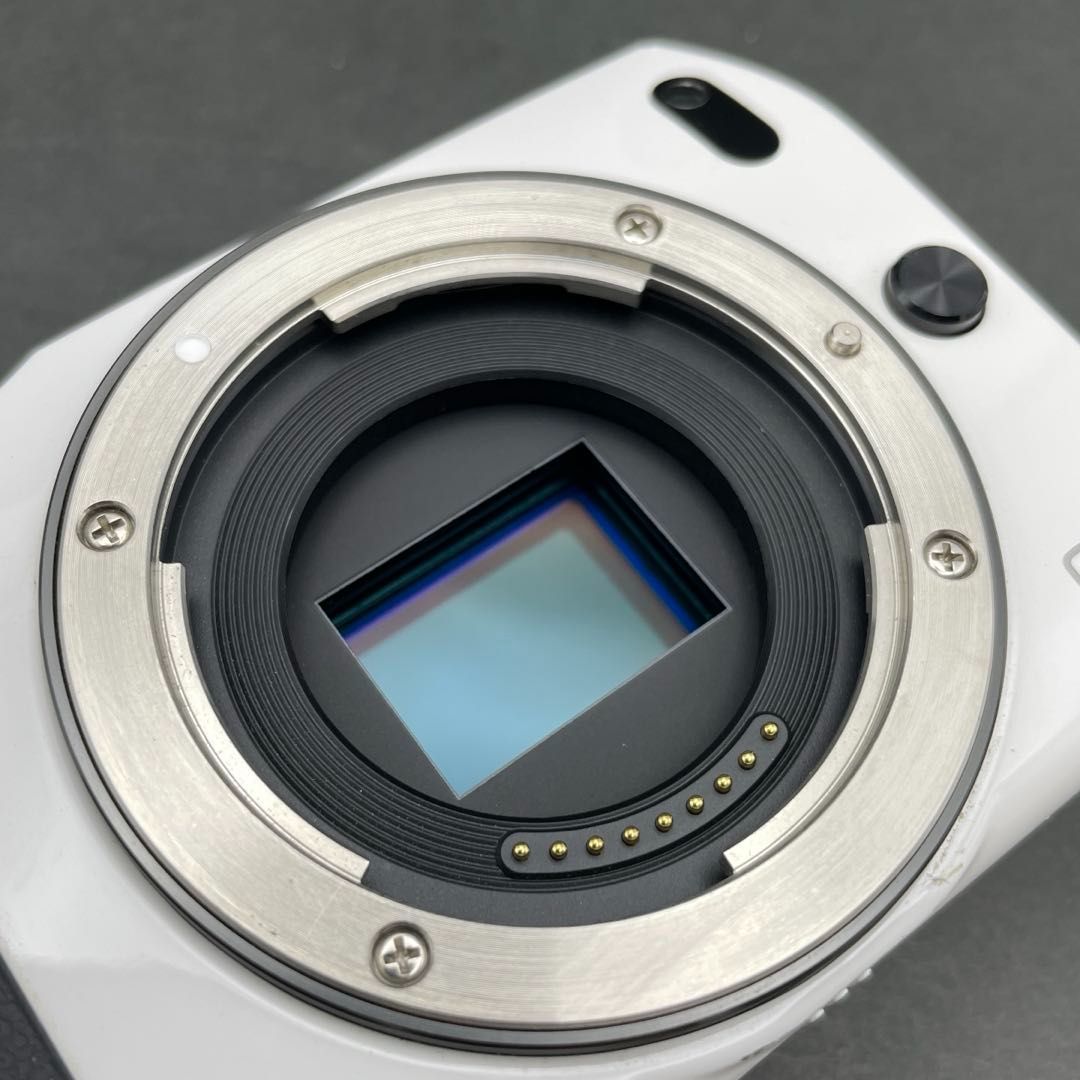 Canon EOS M デジタルカメラジャンク Canon EOS M ホワイト白 ボディ本体のみ キヤノンEF-Mマウント ミラー
