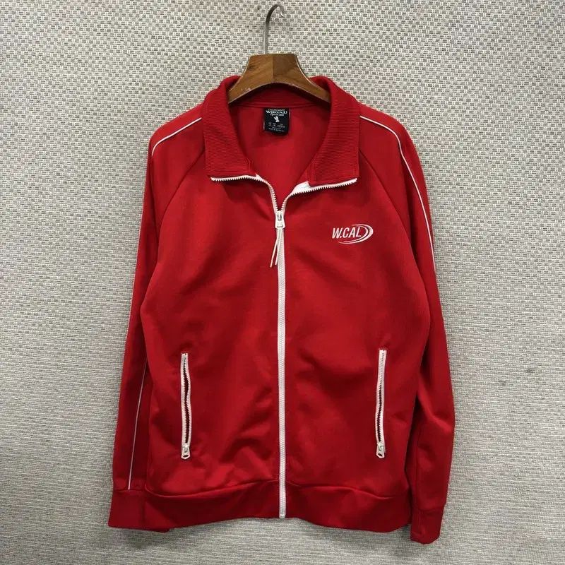 レッド ジップアップジャージ au WHO.A.U トラックジャージ ジップアップ M D01593 - メルカリ