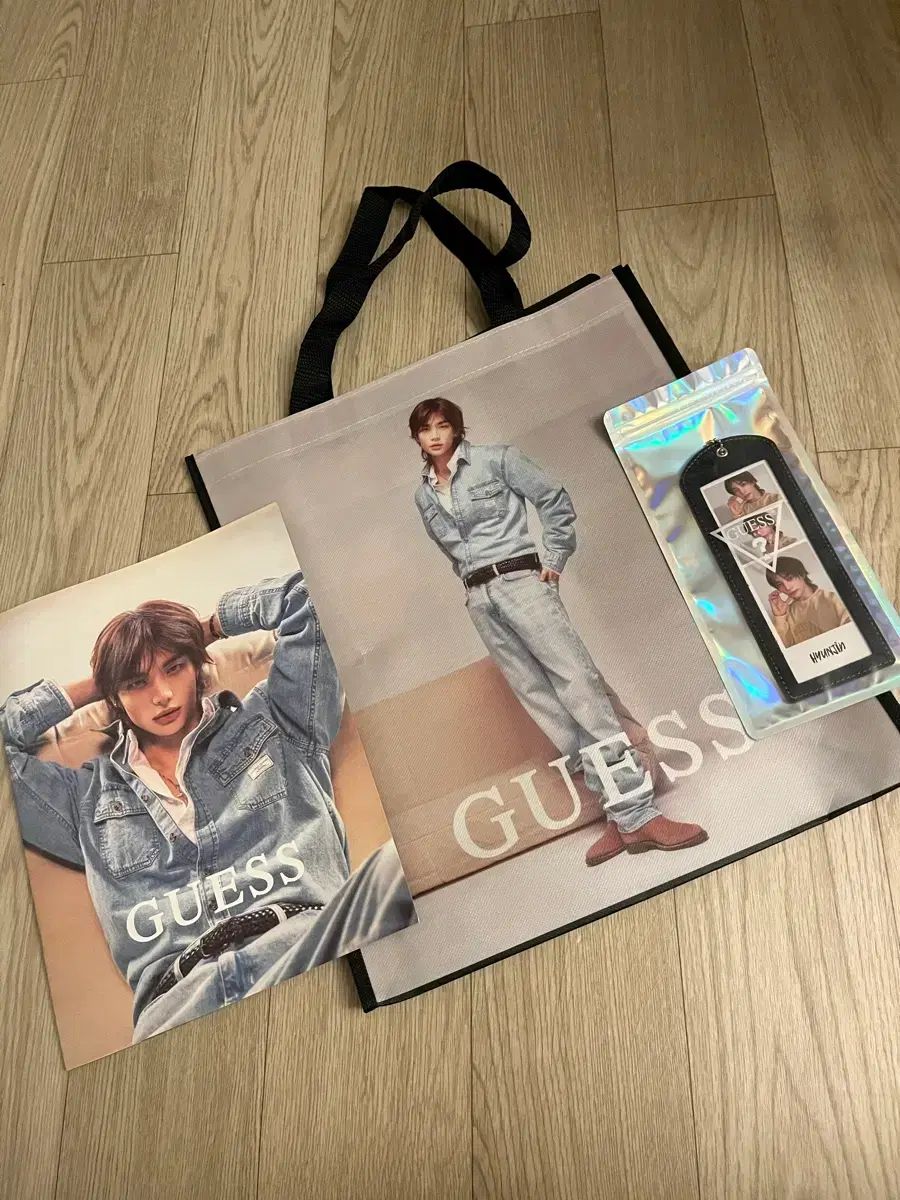 GUESS ヒョンジン(HYUNJIN) タポリンバッグ+カタログ+キーホルダー