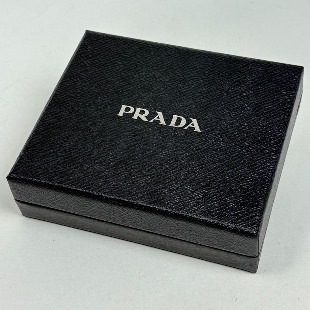 プラダ PRADA ロゴプレート 二つ折り 財布 サフィアーノレザー ネロ