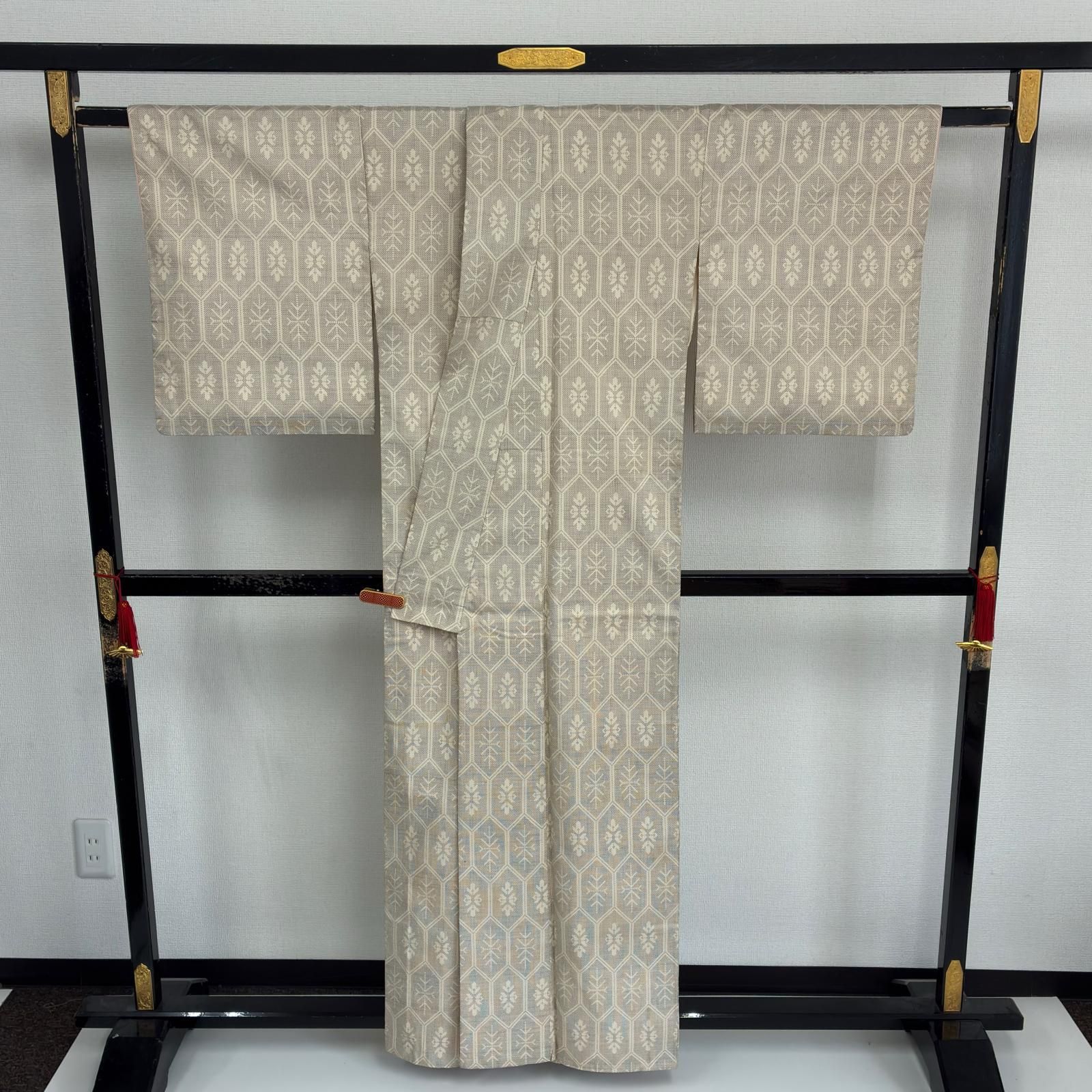 本場大島紬 白大島紬 正絹 亀甲繋ぎ 袷 着物 MK-7953 - メルカリ