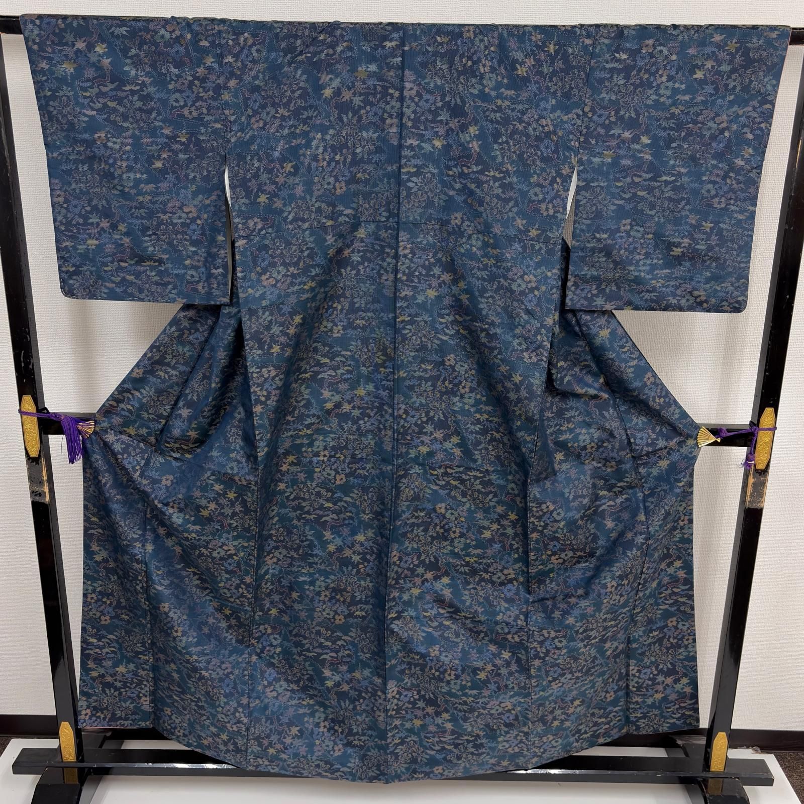 ＡＡ大きいサイズお仕立て上がり正絹大島紬　黒地に草花模様　絣 AA大きいサイズお仕立て上がり正絹大島紬 黒地に草花模様 絣の通販