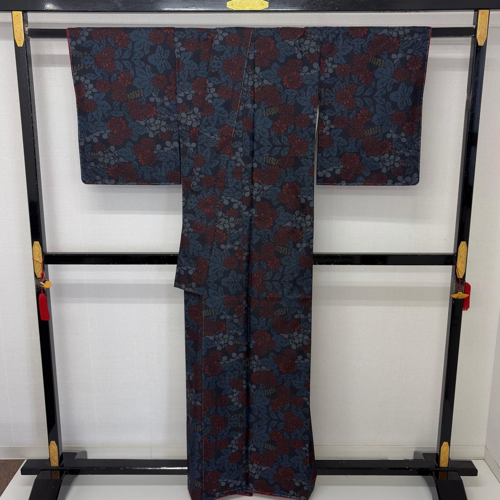 本場大島紬 横双絣 花柄模様 黒色 しつけ糸 K-5759 本場大島紬 横双絣 花柄模様 黒色 しつけ糸 K-5759 【公式通販】