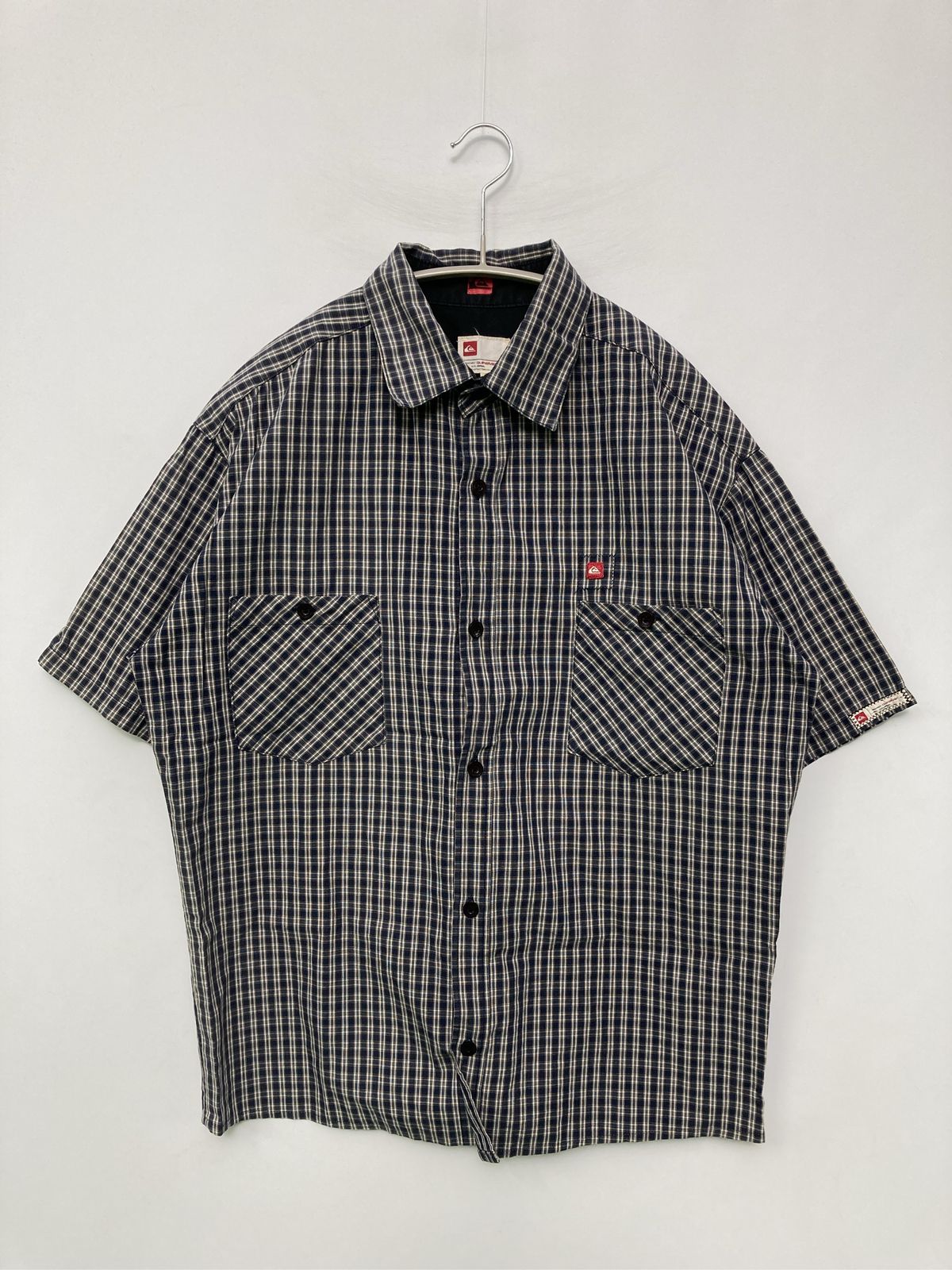 QUIKSILVER クイックシルバー シャツ/ブラウス L ブラック チェック柄 ワンポイント ブランドロゴ ミドル丈 半袖 レギュラーカラー 4,937円