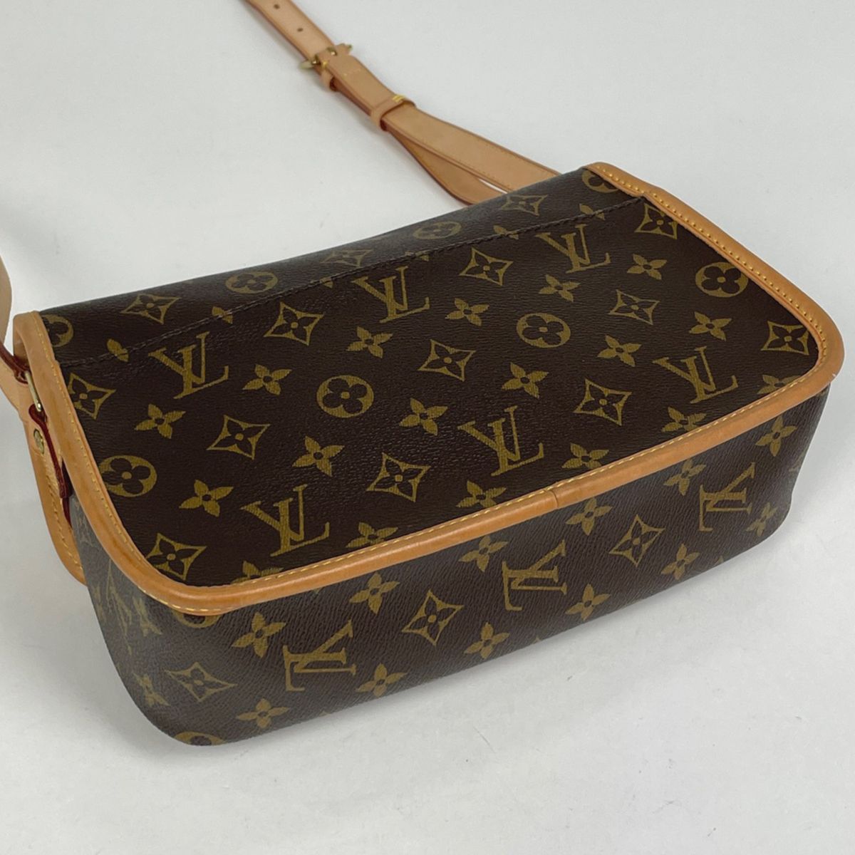 ルイヴィトン LOUIS VUITTON ショルダーバッグ ソローニュ M42250 中古 モノグラム ブラウン LOUIS VUITTON 【中古】 | 斜め掛け 肩掛け バック ユニセックス ファッション 革 ビトン LV 茶 ブランド ランクAB LOUIS VUITTON】ルイヴィトン『モノグラム ソローニュ』M42250