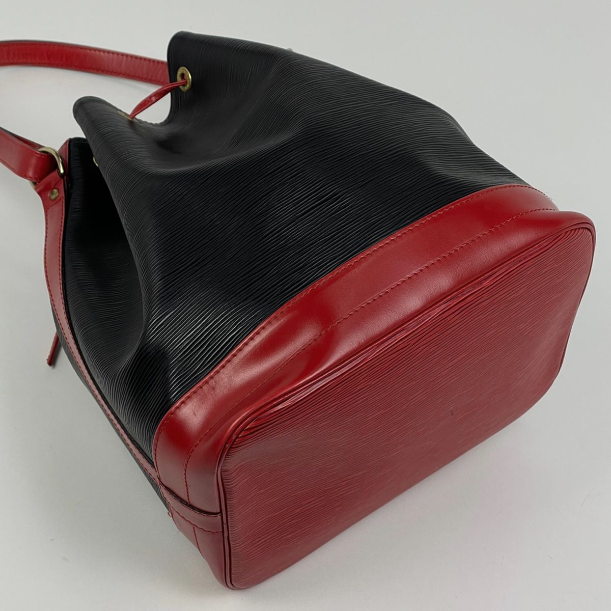 LOUIS VUITTON ルイ ヴィトン エピ ノエ ショルダーバッグ ワンショルダー セミショルダー 巾着 ノワール 黒 ブラック ゴールド金具 M59002 楽天市場】【バッグ】LOUIS VUITTON ルイ ヴィトン エピ ノエ
