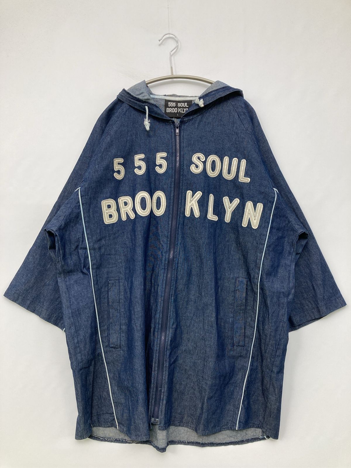 555 SOUL BROOKLYN その他アウター L ブルー デニム コットン 無地 前面プリント バックプリント ブランドロゴ 刺繍 ライン柄 ミドル丈 フードあり ジップアップ