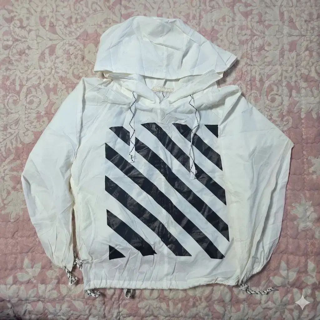 オフホワイトDiagonalロゴAnorak（アノラック）フードウィンドブレーカーLユニセックス 9,585円