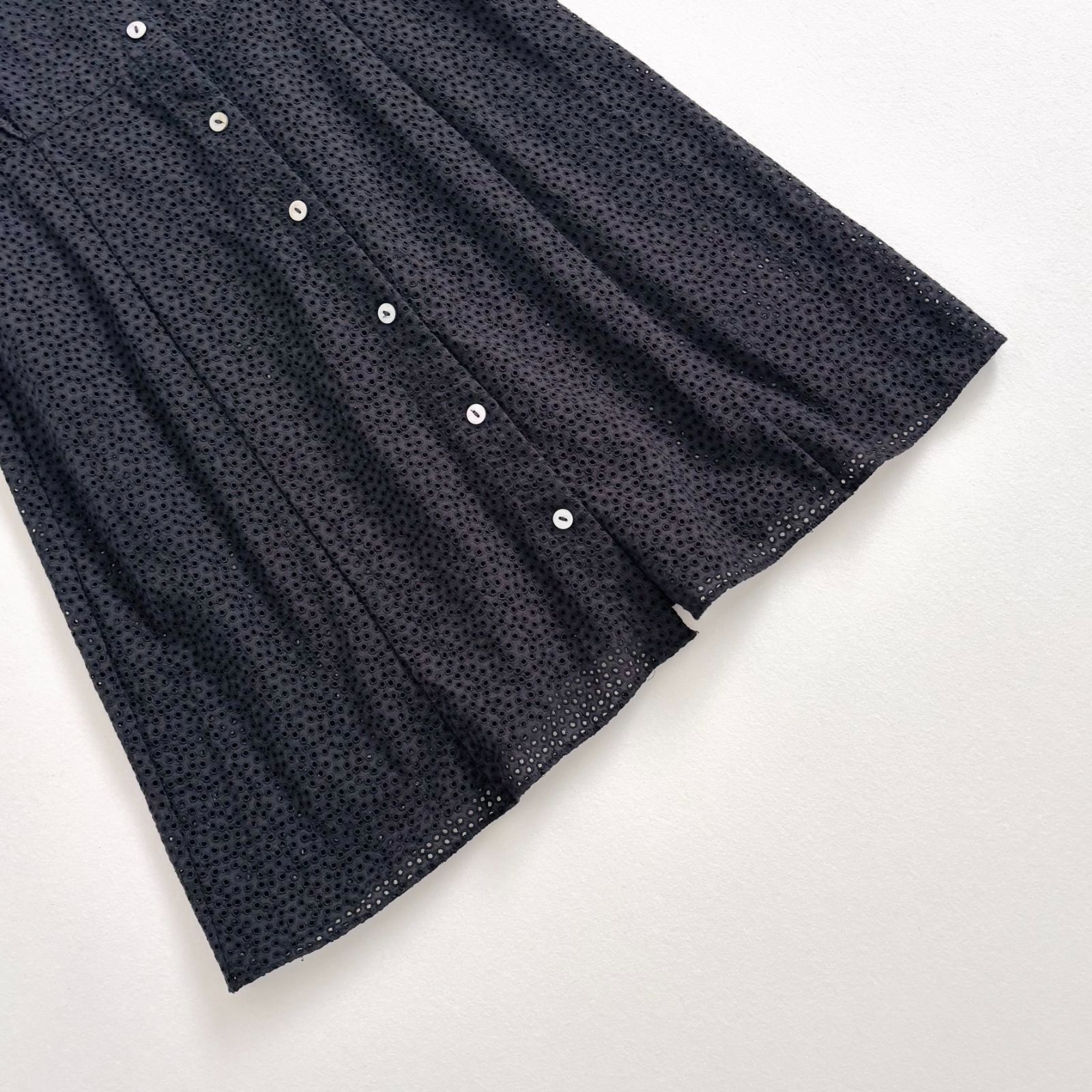 Theory セオリー コットンアイレット ラッフルシャツドレス ブラウス　ロングシャツ　サイズ2 ブラック 黒 綿100%　レース フリル カットワーク　Aライン フレア シャツワンピース チュニック 春夏 透け感 レディース 美品 古着 [D366]