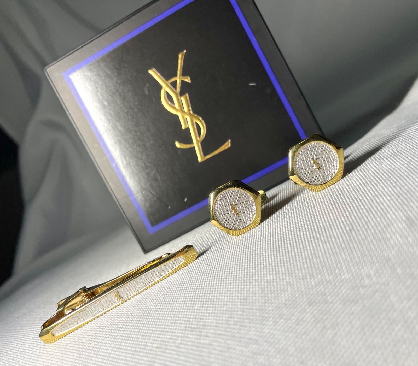 美品 希少 YVES SAINT LAURENT イヴサンローラン YSLロゴ パターンデザイン ヴィンテージカフス ネクタイピンセット ゴールド&シルバー 10,800円