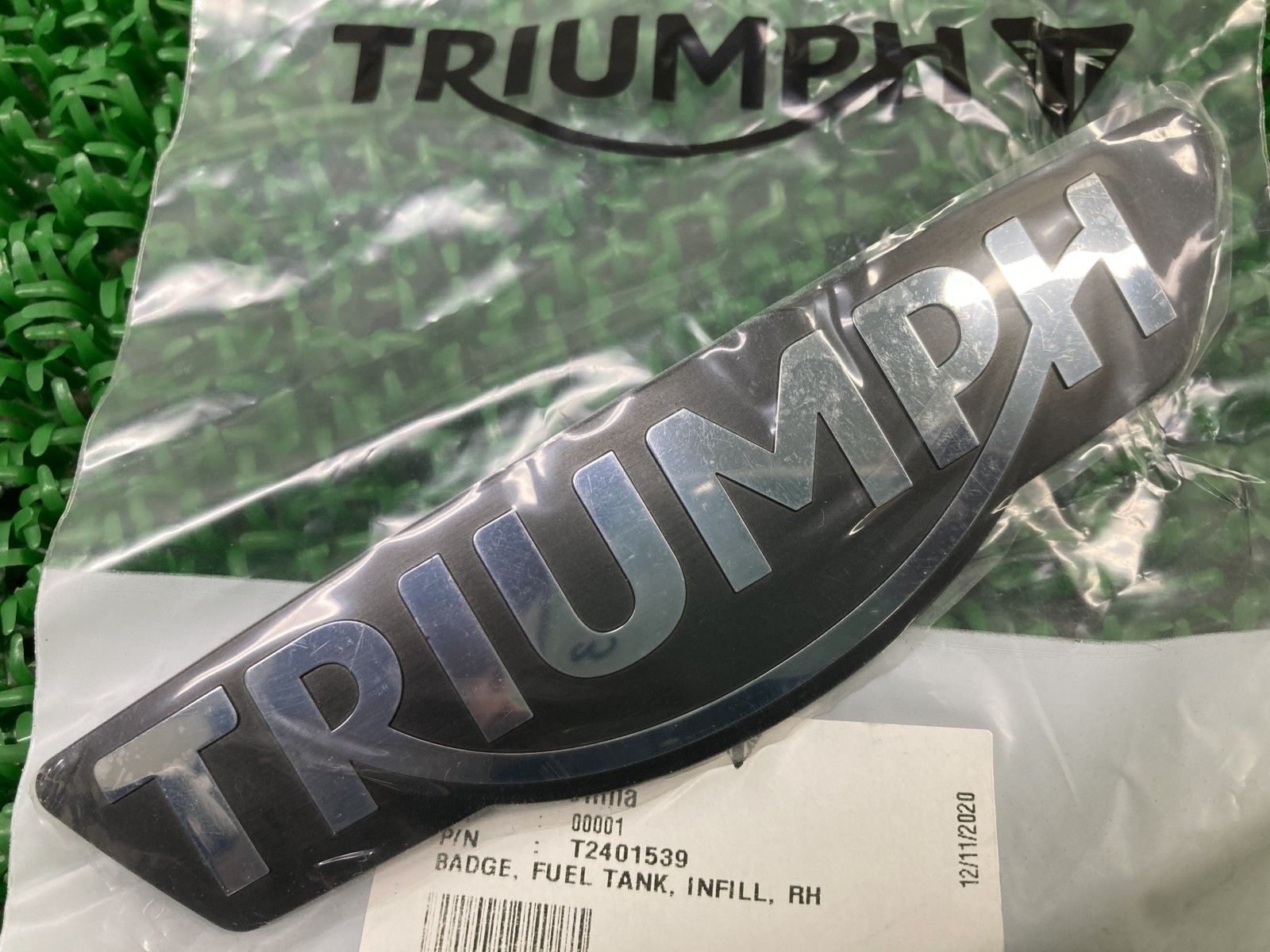 ボンネビルT120 タンクエンブレム 右 T2401539 トライアンフ(TRIUMPH) 純正 中古 aE