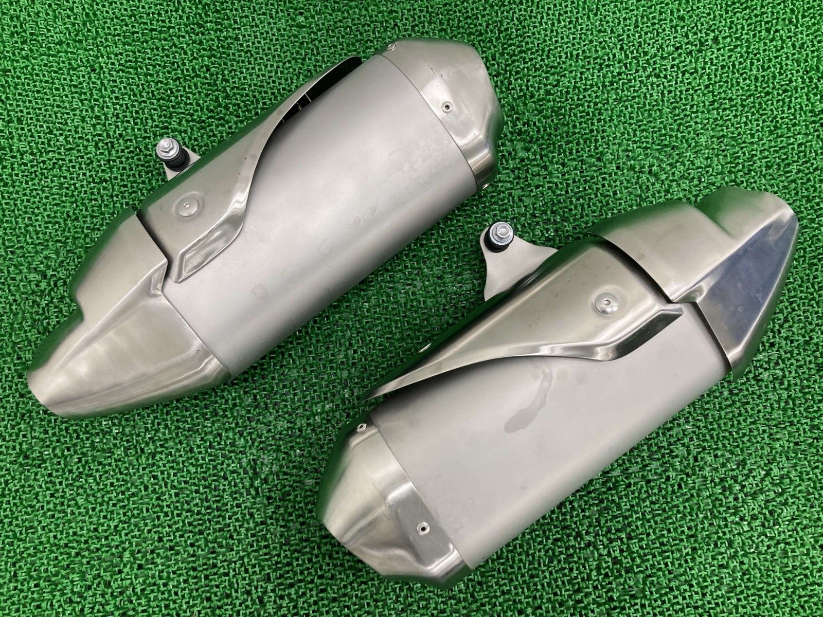 スピードトリプル1050 サイレンサーマフラー 2207351/2207352 トライアンフ(TRIUMPH) 純正 中古 hX