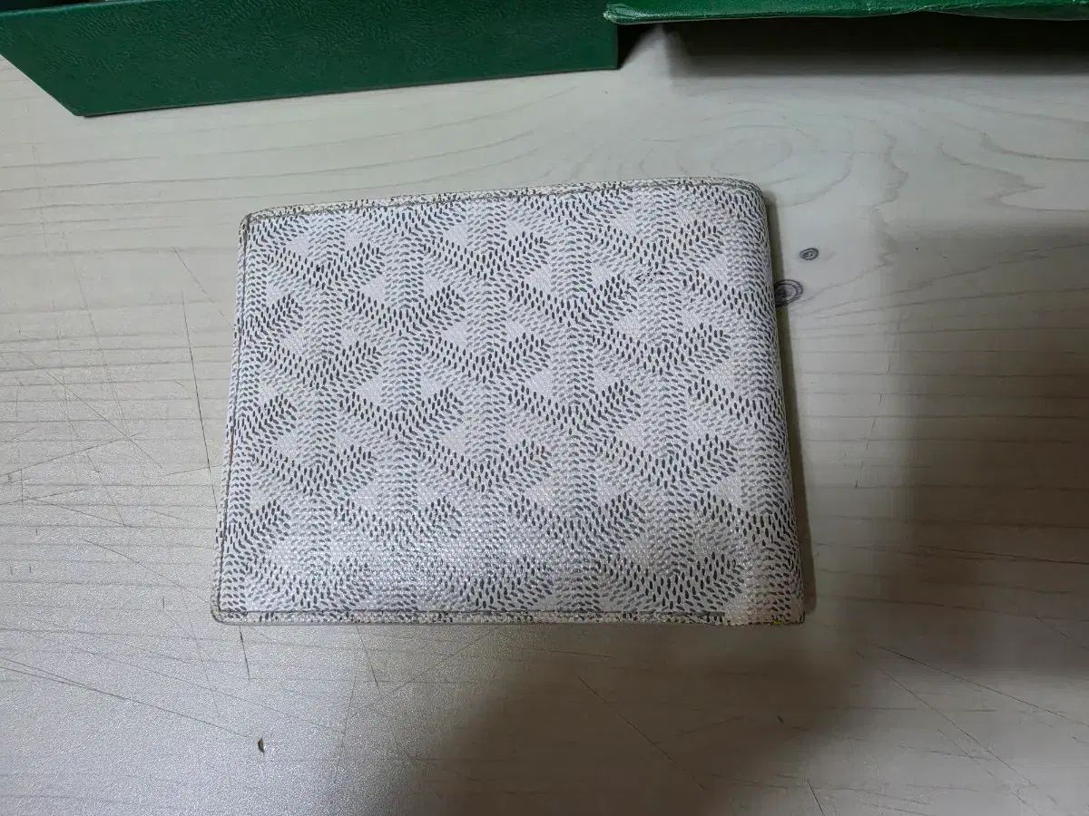 Masion Goyard ゴヤール BIG トゥ 二つ折り財布 白 出品 Masion Goyard ゴヤール BIG トゥ 二つ折り財布 白 出品