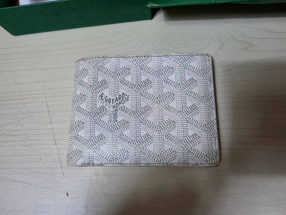 Masion Goyard ゴヤール BIG トゥ 二つ折り財布 白 出品