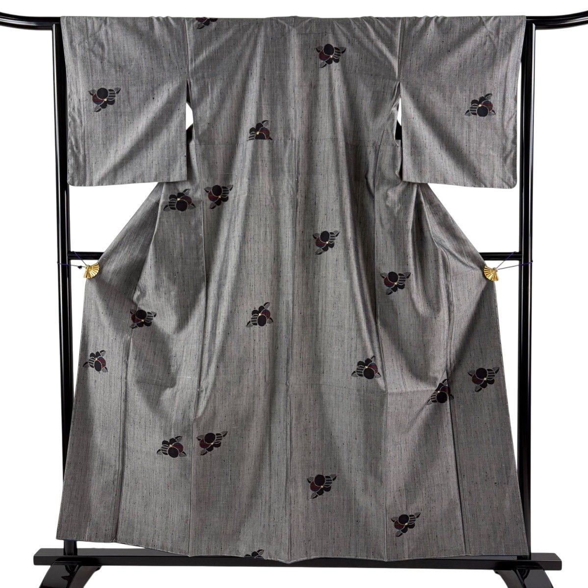 【美品】 紬 身丈158cm 裄丈65cm M 袷 生紬 椿 灰色 正絹 名品 【中古】