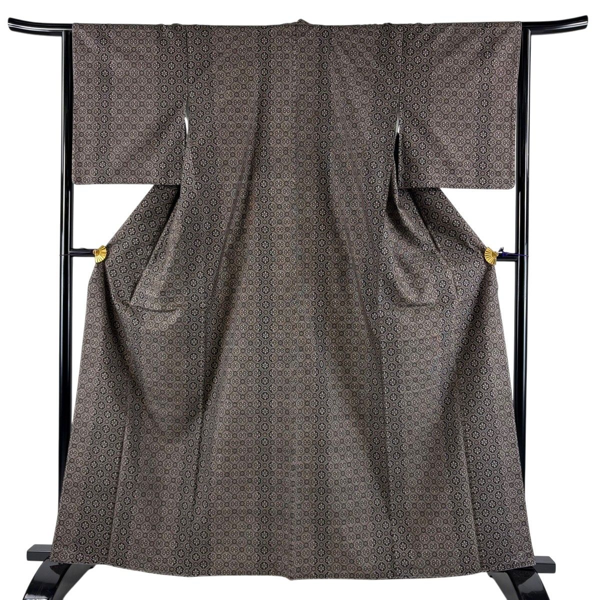 【美品】 大島紬 身丈164cm 裄丈65cm M 袷 純泥染 証紙 花 斜め格子 焦茶色 正絹 秀品 【中古】