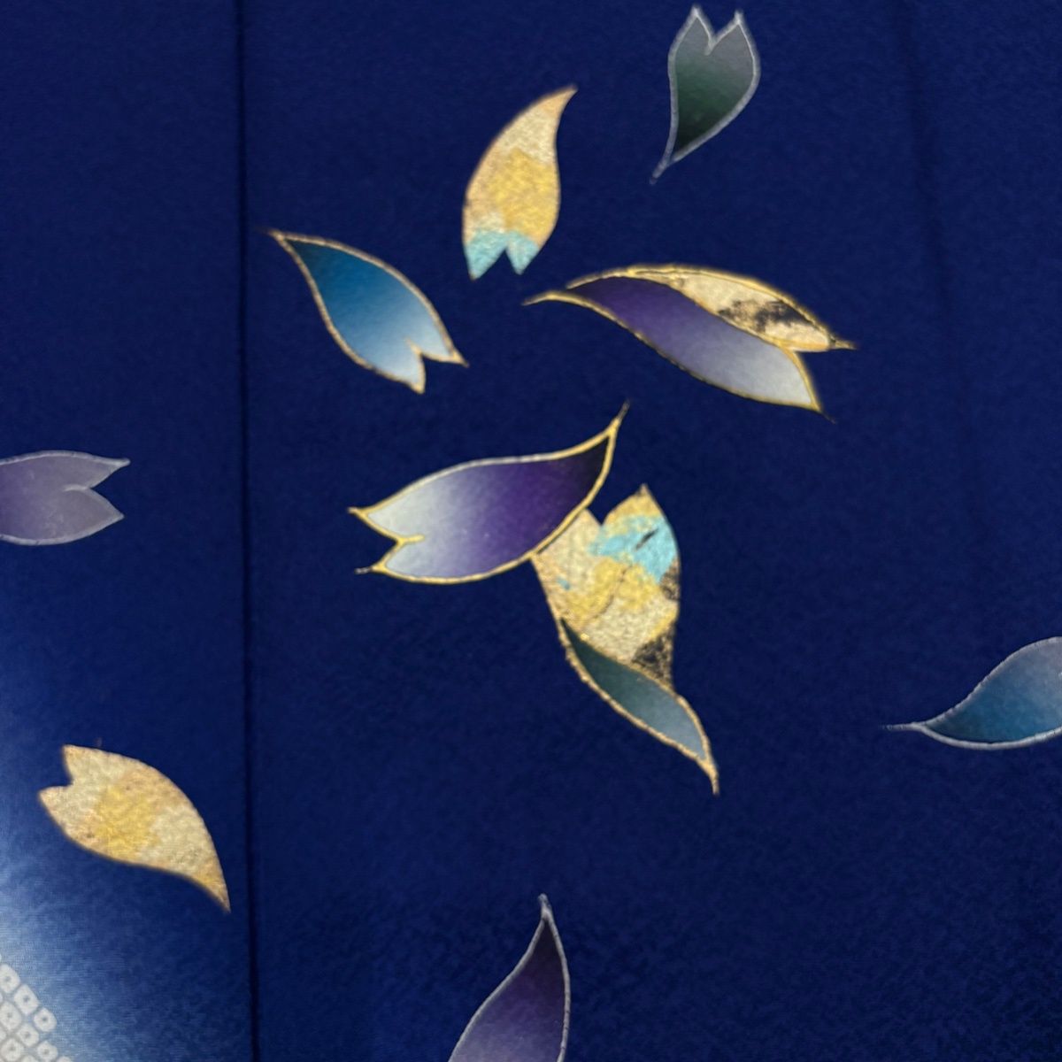 振袖 名品 身丈168.5cm 裄丈67cm 正絹 【中古】 美品】 振袖 身丈168.5cm 裄丈67cm M 袷 花びら 草花 金彩 ぼかし 紺色