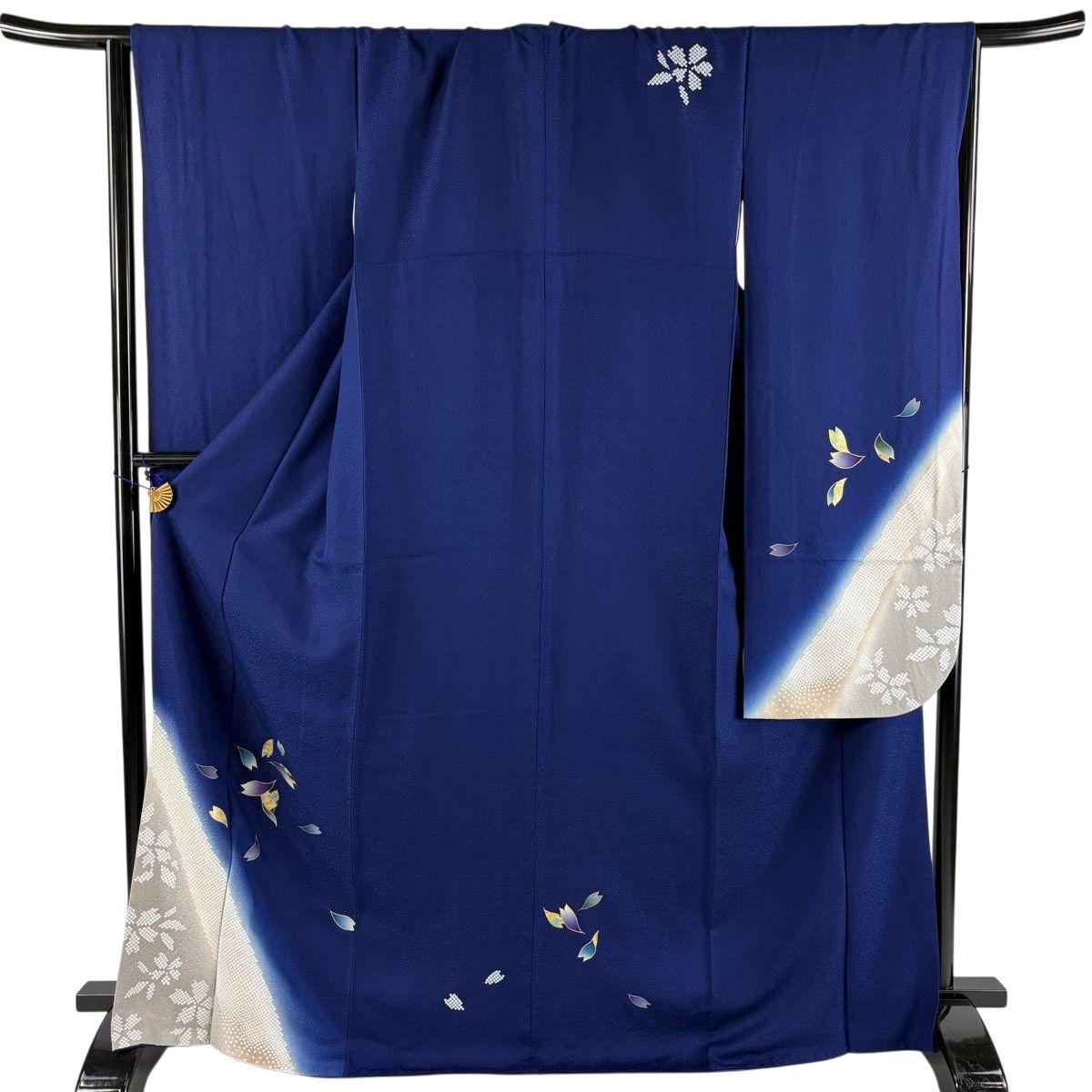【美品】 振袖 身丈168.5cm 裄丈64.5cm 正絹 秀品 【中古】 美品】 振袖 身丈168.5cm 裄丈67cm M 袷 花びら 草花 金彩 ぼかし 紺色