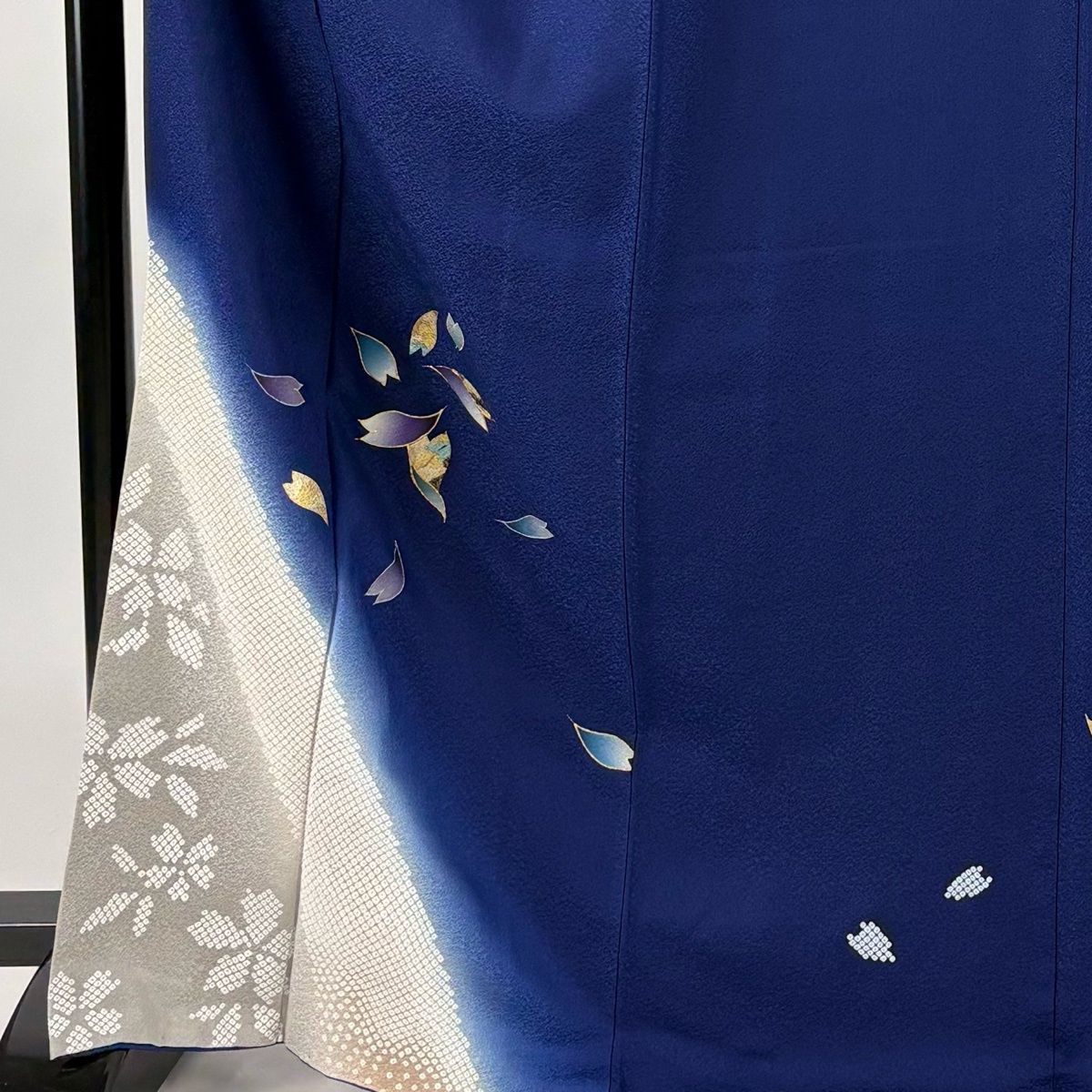 美品】 振袖 身丈168.5cm 裄丈67cm M 袷 花びら 草花 金彩 ぼかし 紺色
