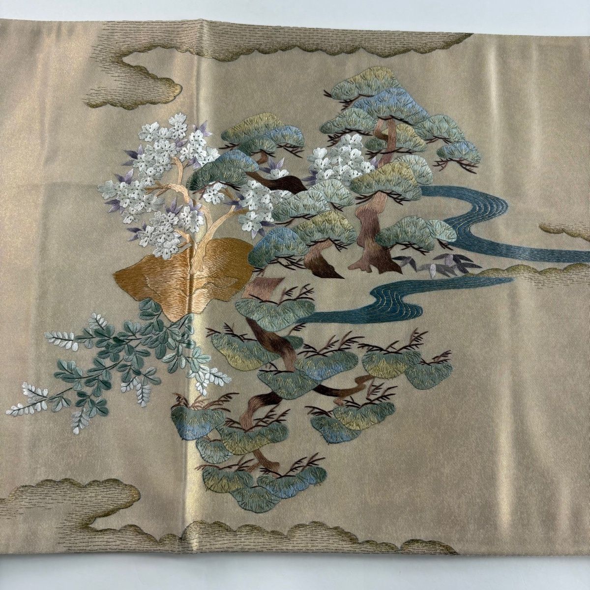 袋帯 秀品 関西仕立て 人物 御所車 刺繍 金糸 金色 お太鼓柄 正絹 【中古】 袋帯 秀品 関西仕立て 人物 御所車 刺繍 金糸 金色 お太鼓柄 正絹 【中古】