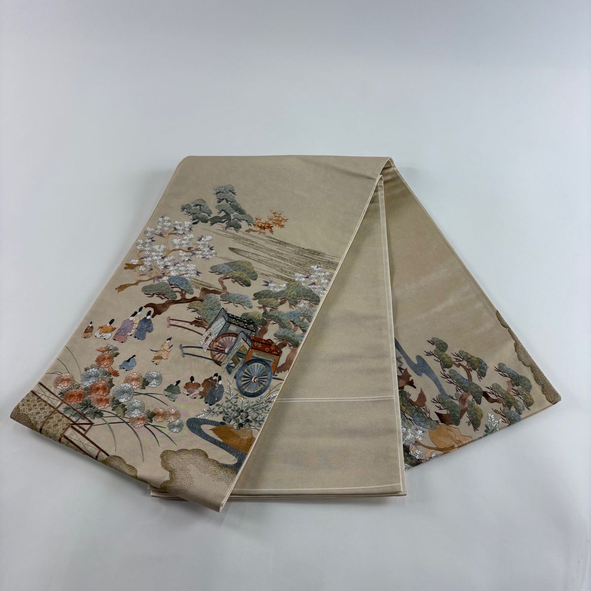 袋帯 秀品 関西仕立て 人物 御所車 刺繍 金糸 金色 お太鼓柄 正絹 【中古】 袋帯 秀品 関西仕立て 人物 御所車 刺繍 金糸 金色 お太鼓柄 正絹 【中古】