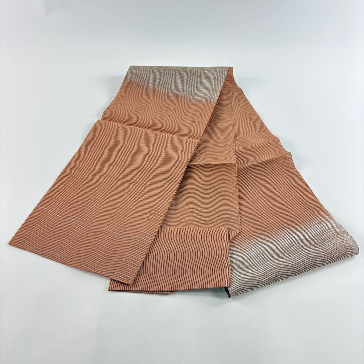 名古屋帯 秀品 夏帯 絽 八寸名古屋帯 松葉仕立て 関西仕立て トンネル仕立て よろけ縞 銀糸 薄オレンジ 正絹 【中古】