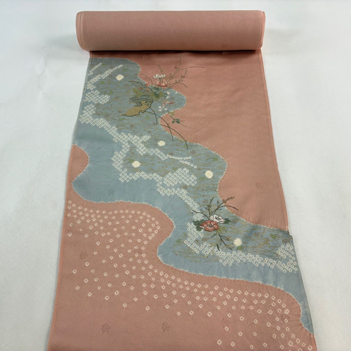 反物 秀品 付下げ 雪輪 霞 刺繍 絞り ピンクベージュ 正絹 【中古 